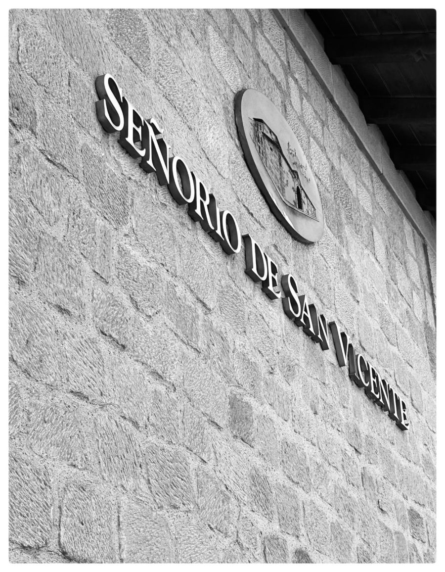 Señorío de San Vicente winery sign
