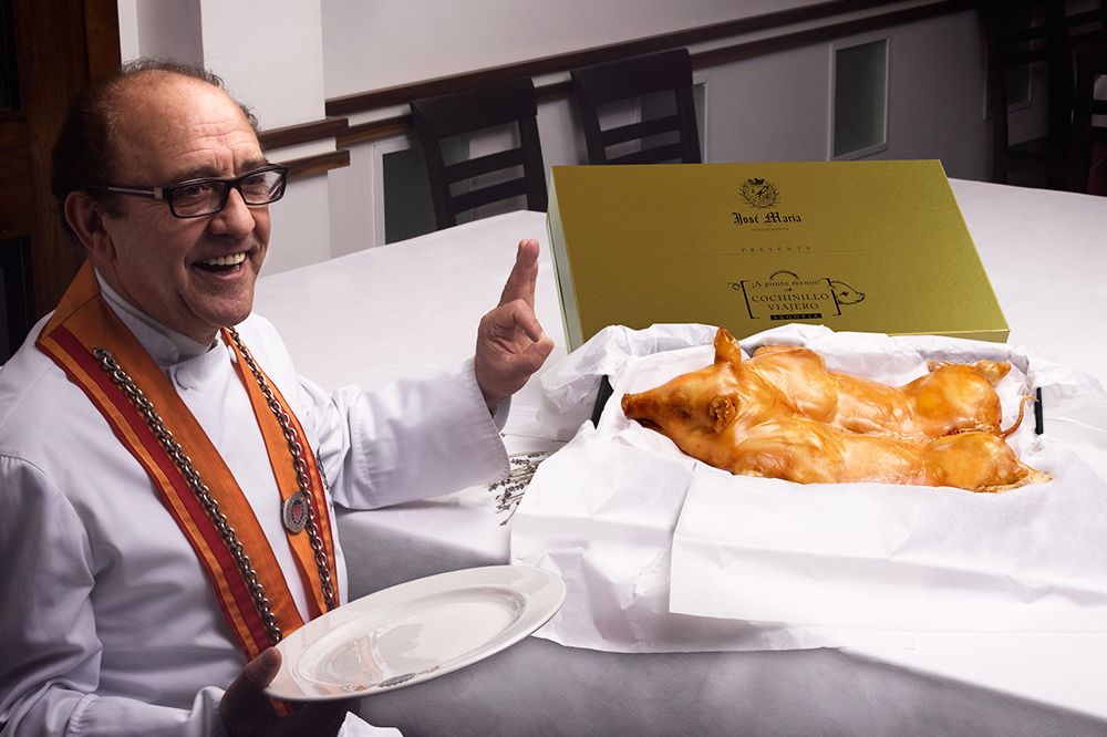 José María Ruiz in chef whites presenting his celebrated cochinillo